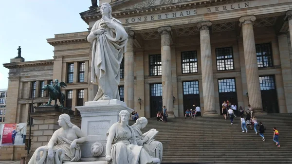 Statue Denkmal mitten auf dem Gendarmenmarkt am Konzerthaus - STADT BERLIN, DEUTSCHLAND - 21. Mai 2018 — Stockfoto