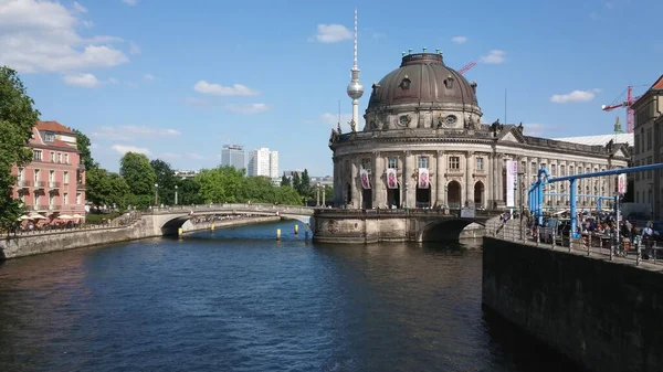 Berühmtes Bode-Museum in Berlin auf der Museumsinsel - wichtiges Wahrzeichen der Stadt - STADT VON BERLIN, DEUTSCHLAND - 21. Mai 2018 — Stockfoto
