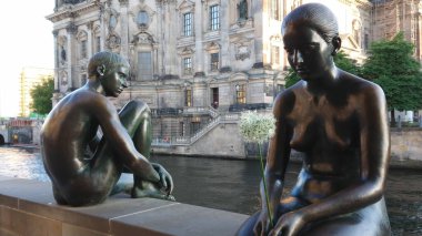 Berlin 'deki River Spree' de bronz heykeller Berlin Katedrali - BERLIN ŞEHRİ, Almanya - 21 Mayıs 2018