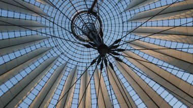 Berlin 'deki Potsdamer Platz Meydanı üzerindeki fütüristik çatı - Sony Center - BERLIN, Almanya - 21 Mayıs 2018