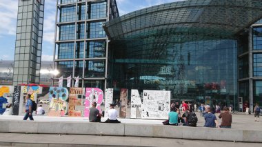 Berlin Merkez Tren İstasyonundaki Büyük Özgürlük Mektupları - Berlin Şehri - 21 Mayıs 2018