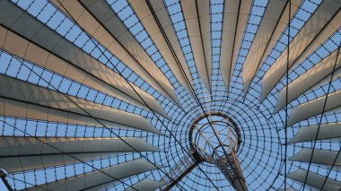 Berlin 'deki Potsdamer Platz Meydanı üzerindeki fütüristik çatı - Sony Center - BERLIN, Almanya - 21 Mayıs 2018