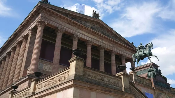 Ancienne galerie nationale sur l'île aux musées de Berlin — Photo