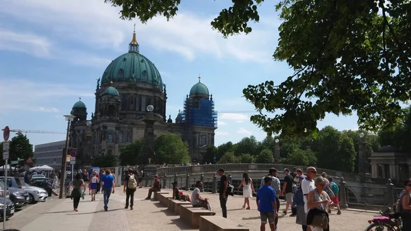 Gångbro till Museum Island i Berlin vid Berlins katedral - staden BERLIN, TYSKLAND - MAJ 21, 2018 — Stockfoto