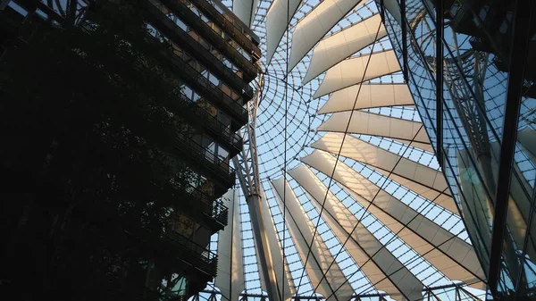 Berlin 'deki Potsdamer Platz Meydanı üzerindeki fütüristik çatı - Sony Center - BERLIN, Almanya - 21 Mayıs 2018
