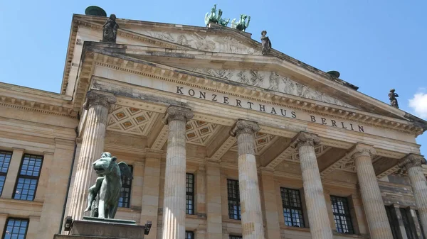 Sala de conciertos alemana en la plaza Gendarmenmarkt de Berlín — Foto de Stock