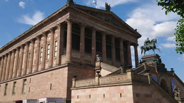 Alte Nationalgalerie auf der Museumsinsel in Berlin - ein berühmtes Wahrzeichen - STADT VON BERLIN, DEUTSCHLAND - 21. Mai 2018 — Stockfoto