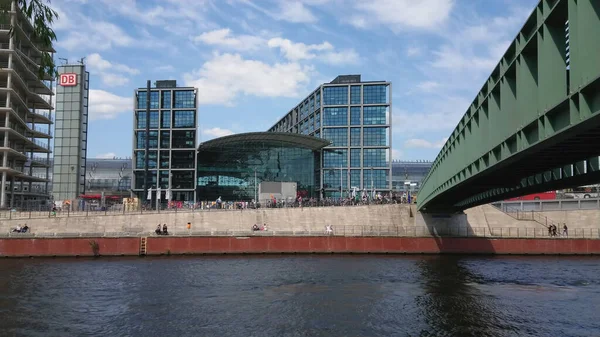 Hlavní vlakové nádraží Berlín - se nachází na řece Sprévy - CITY OF BERLIN, NĚMECKO - 21. května 2018 — Stock fotografie