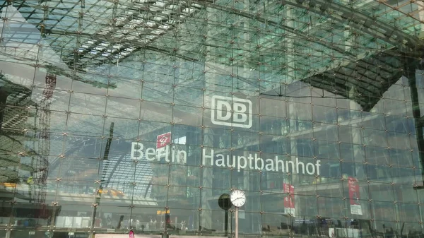 Estación central de trenes de Berlín - situada en el río Spree - CIUDAD DE BERLÍN, ALEMANIA - 21 DE MAYO DE 2018 — Foto de Stock