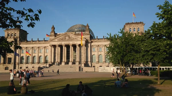 Здание парламента Германии под названием Рейхстаг - здания парламента в Берлине - ГОРОД БЕРЛИН, ГЕРМАНИЯ - 21 мая 2018 года — стоковое фото