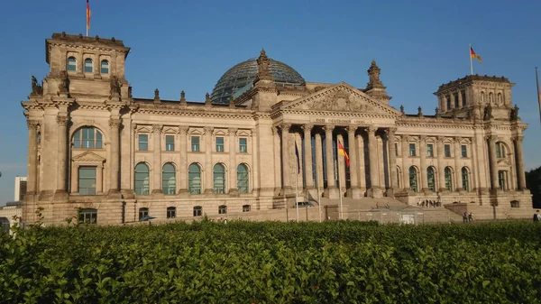 Здание парламента Германии под названием Рейхстаг - здания парламента в Берлине - ГОРОД БЕРЛИН, ГЕРМАНИЯ - 21 мая 2018 года — стоковое фото