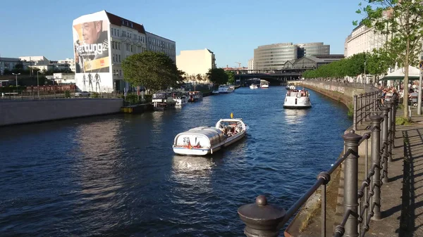 Рейси на річці Спрі в Берліні - МІСТО БЕРЛІН, НІМЕЧЧИНА - 21 ТРАВНЯ 2018 — стокове фото