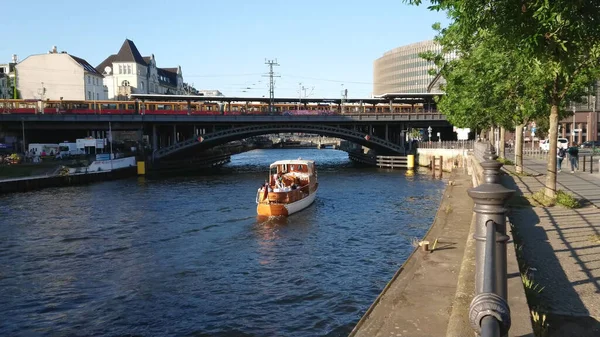 Sightseeing cruises on River Spree in Berlin - CITY OF BERLIN, GERMANY - MAY 21, 2018 — Stock Photo, Image