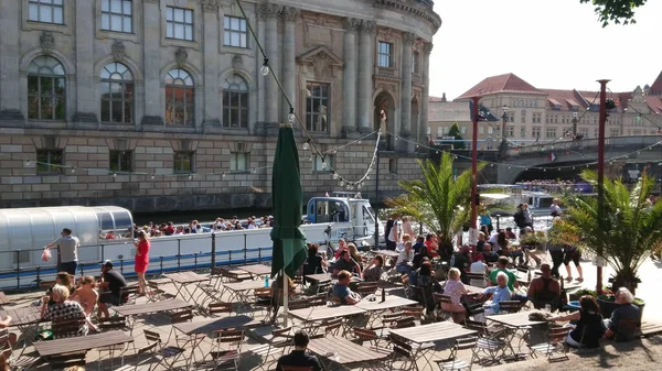 Berlin 'de River Spree boyunca güzel kafe ve barlar - Berlin Şehri - 21 Mayıs 2018 — Stok fotoğraf