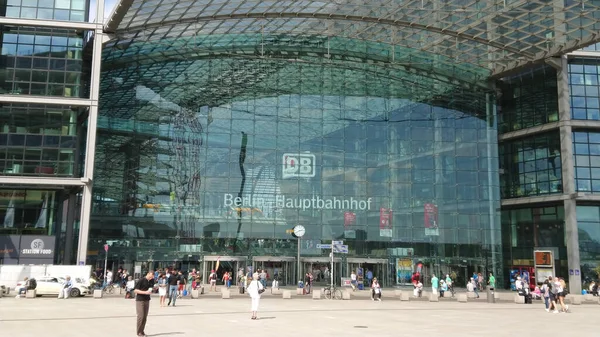 Estación central de trenes de Berlín - situada en el río Spree - CIUDAD DE BERLÍN, ALEMANIA - 21 DE MAYO DE 2018 — Foto de Stock