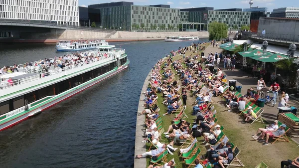 Popular beach club at River Spree in Berlin on a hot summer day - CITY OF BERLIN, GERMANY - MAY 21, 2018 — Stock Photo, Image