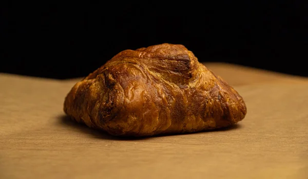 Świeżo upieczony francuski rogalik - prosto z piekarnika — Zdjęcie stockowe