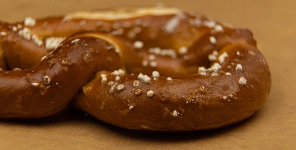 Pretzel salato appena sfornato - fresco dal forno — Foto Stock