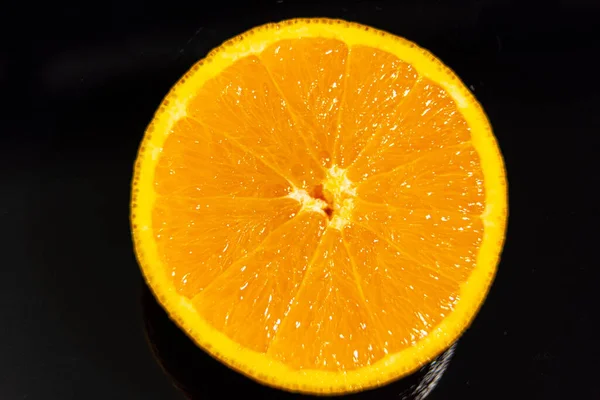 Макро-снимок нарезанного апельсина — стоковое фото