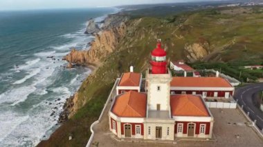 Portekiz 'deki Cape Roca deniz feneri Cabo da Roca - hava manzaralı - hava aracı görüntüsü
