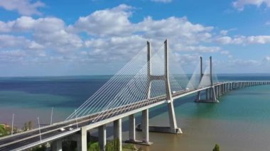 Lizbon 'daki Vasco da Gama Köprüsü şehrin ünlü bir simgesidir. Hava aracı görüntüleri.