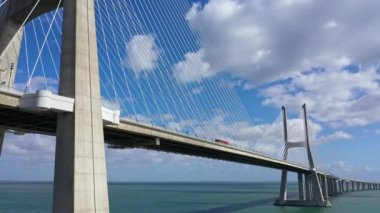 Lizbon 'daki Tejo Nehri üzerindeki ünlü Vasco da Gama Köprüsü. Hava aracı görüntüleri.