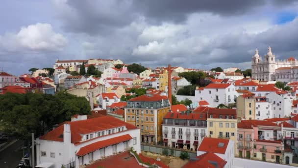 Vista aérea sobre o histórico bairro de Alfama de Lisboa — Vídeo de Stock