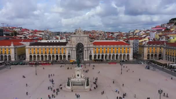 コマース スクエア リスボンはプラカ コメルシオと呼ばれ 市内中心部の広場からは空中ドローン映像が流れている — ストック動画