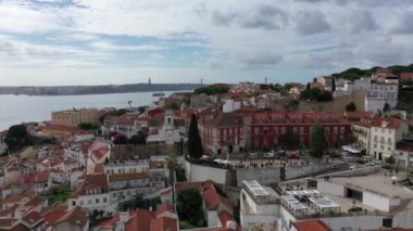 Lizbon 'un tarihi Alfama bölgesinin hava görüntüsü.