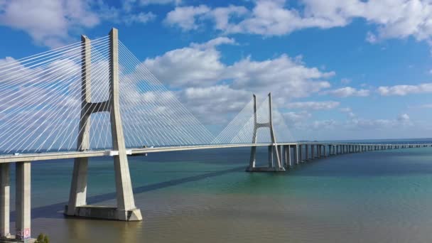 Yukarıdan Lizbon turu Vasco da Gama Köprüsü — Stok video