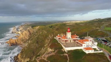 Portekiz 'in Atlantik Okyanusu' ndaki ünlü Cabo da Roca deniz feneri. Hava aracı görüntüleri.