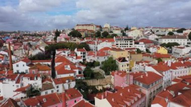 Alfama 'nın tarihi bölgesinden Lizbon turu. Hava aracı görüntüleri.