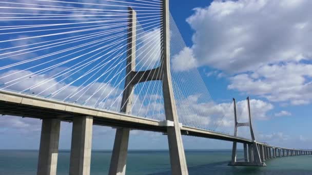 里斯本Vasco Gama桥上空的空中景观 无人驾驶飞机镜头 — 图库视频影像