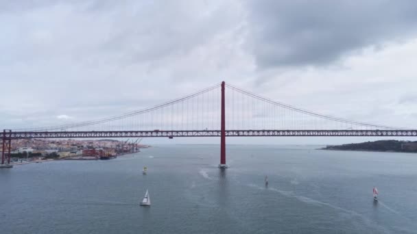 里斯本Tejo河著名的4月25日大桥的空中景观 无人驾驶飞机镜头 — 图库视频影像