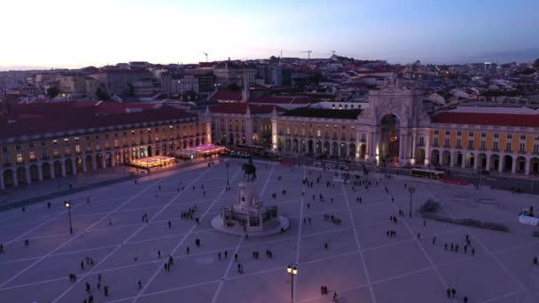 著名的普拉 科梅西奥是里斯本的主要广场 通过夜间空中无人驾驶飞机拍摄的镜头 — 图库视频影像