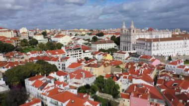 Alfama 'nın tarihi bölgesinden Lizbon turu. Hava aracı görüntüleri.