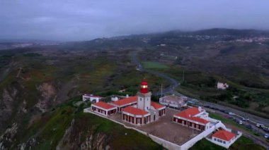 Portekiz 'deki Cape Roca deniz feneri Cabo da Roca - hava manzaralı - hava aracı görüntüsü