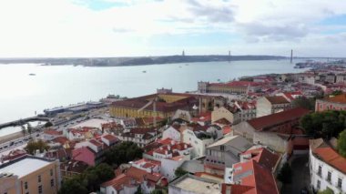 Lizbon 'un tarihi Alfama bölgesinin hava görüntüsü.