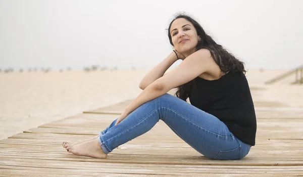 Schöne und sexy Mädchen verbringt einen wunderbaren Tag am Strand im Sommer — Stockfoto