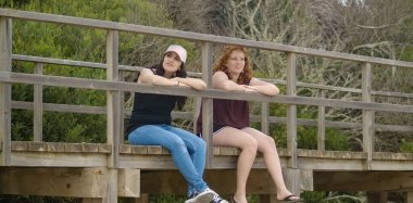 Sahilde kaygısız, rahatlatıcı bir gün. Yaz tatilinde güzel kızlar.