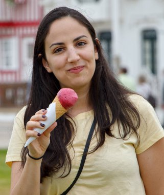 Tatlı kız yazın dondurma yiyor.