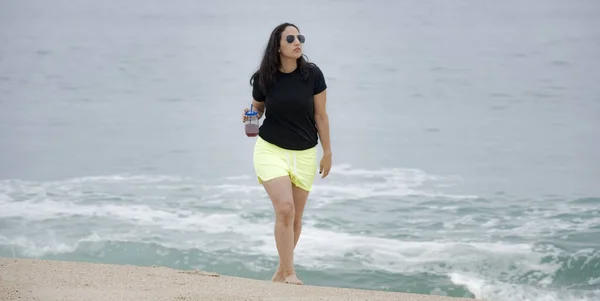 Correr sobre una playa de arena en el océano - vacaciones de verano —  Fotos de Stock