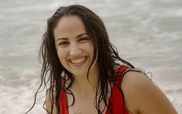 Türkisches Mädchen am Strand an einem schönen Sommertag — Stockfoto