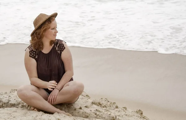 Bella ragazza si diverte sulla spiaggia sul lungomare - vacanza estiva — Foto Stock