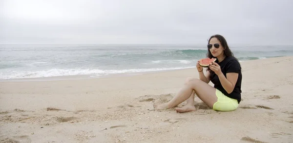 Ung kvinna kopplar av på stranden under sin sommarsemester — Stockfoto
