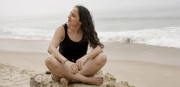 Junge Frau entspannt sich während ihres Sommerurlaubs am Strand — Stockfoto
