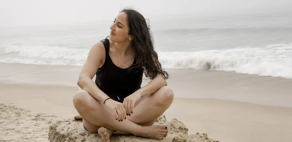 Giovane donna si rilassa sulla spiaggia durante le sue vacanze estive — Foto Stock