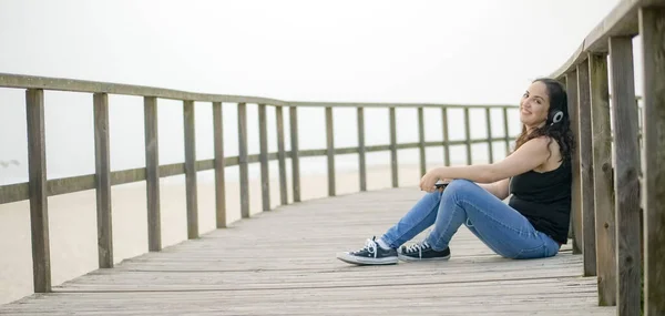 Türkisches Mädchen am Strand an einem schönen Sommertag — Stockfoto