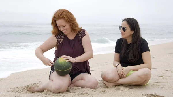 Avoir un grand moment de détente à la plage - belles filles en vacances d'été — Photo