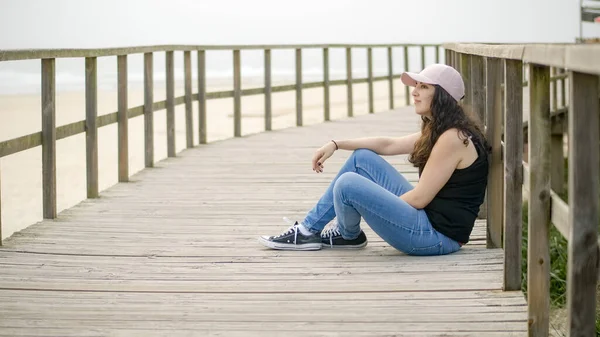 Jeune femme se détend sur la plage pendant ses vacances d'été — Photo